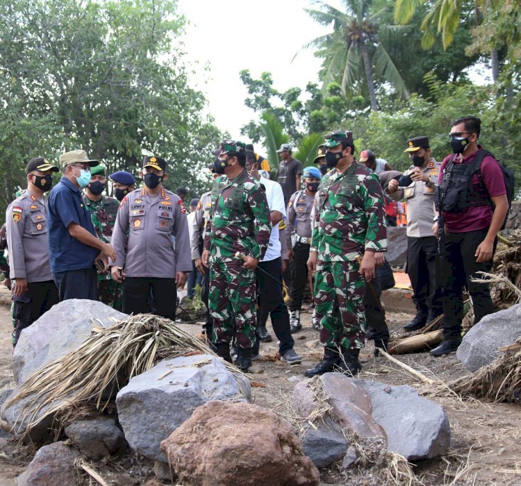 Tinjau NTT, Panglima dan Kapolri Fokuskan Evakuasi Korban dan Kirim Bantuan