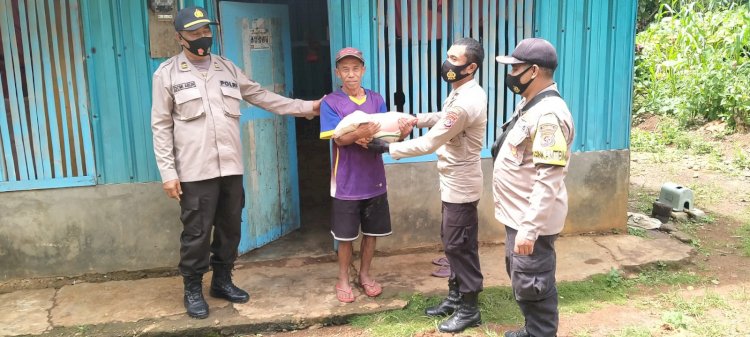 Bakti Sosial penyaluran beras bantuan bagi masyarakat tersampak Covid-19.