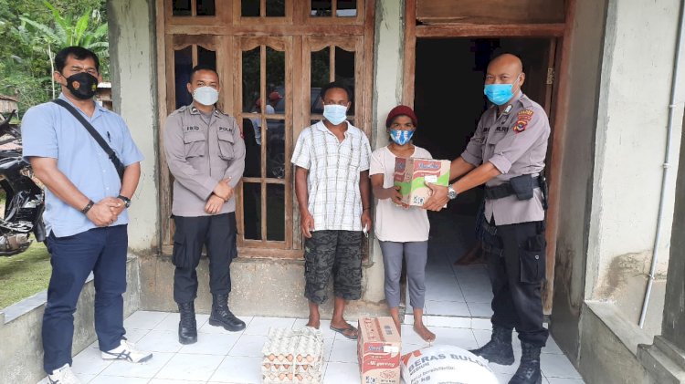 Kapolres Manggarai Berikan Bantuan Kepada Masyarakat Korban Kebakaran