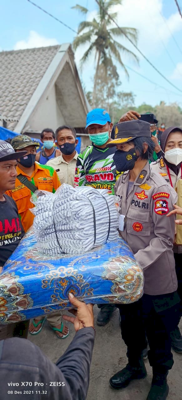 Peduli Korban Erupsi Semeru, Polwan RI Salurkan Bansos dan Gelar Trauma Healing