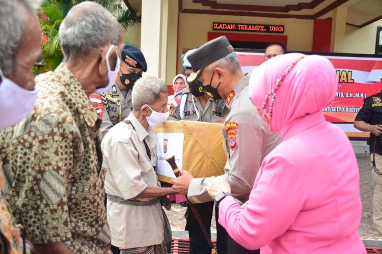 Beri Bansos Kepada Masyarakat Terdampak Covid 19, Kapolda NTT: Semoga Bermanfaat