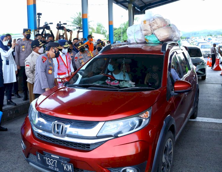 Tinjau Arus Balik di Bakauheni , Kapolri Minta Masyarakat Manfaatkan WFH dan Libur Sekolah