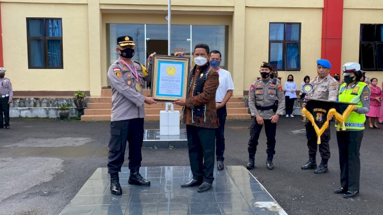 Piagam dan Medali Kepada Polres Manggarai Dari Lembaga Prestasi Indonesia - Dunia ( LEPRID ).