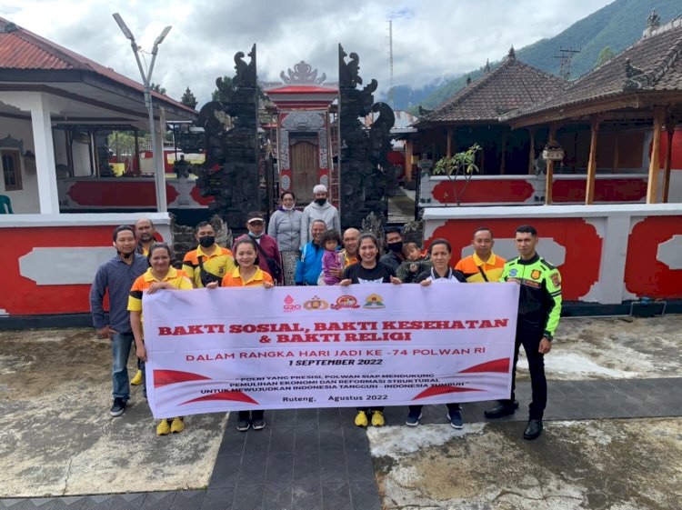 Bakti Religi, Polwan Polres Manggarai Membersihkan Tempat Ibadah