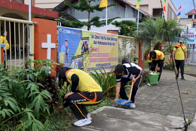 Bakti Religi, Polwan Polres Manggarai Membersihkan Tempat Ibadah