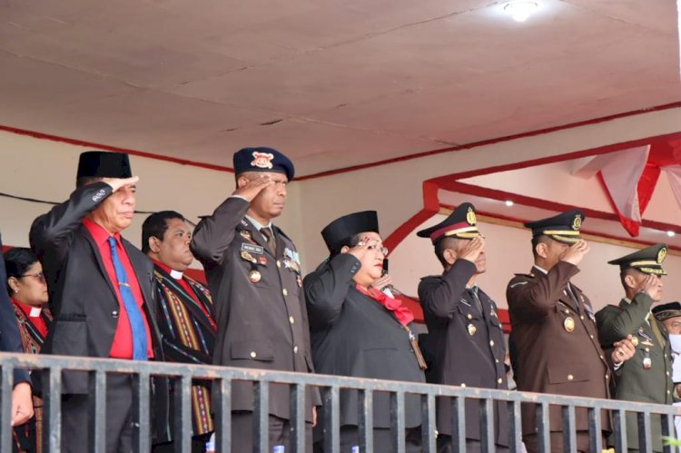 Pengibaran Bendera Merah Putih Dalam Rangka HUT RI Ke - 77