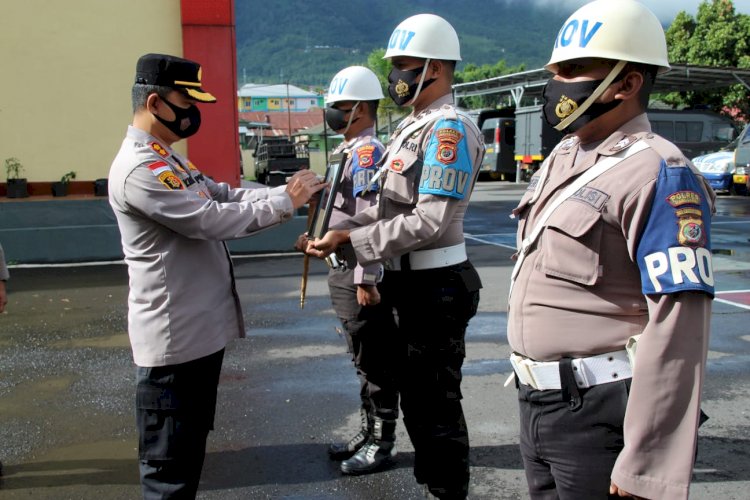 Upacara Inabsentia Pemberhentian Tidak Dengan Hormat (PTDH) Personil Polri Polres Manggarai.