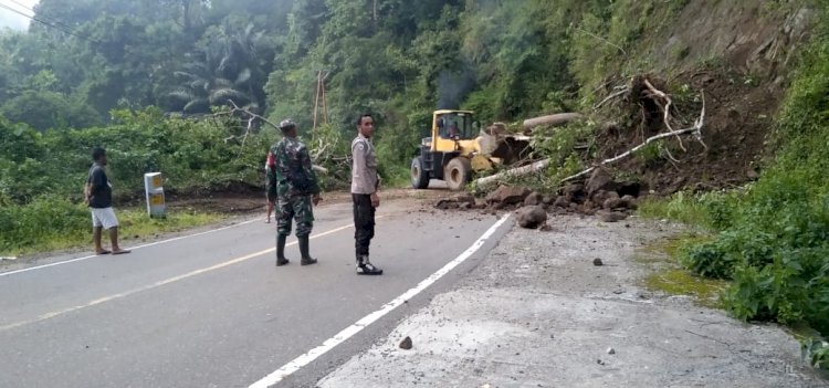 Sigap, Personel Polsek Cibal Turun Langsung Ke Tempat Tanah Longsor