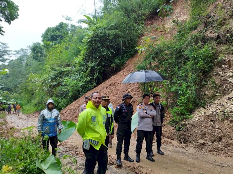 Kapolres Manggarai Tinjau langsung Lokasi Longsor Di Cibal