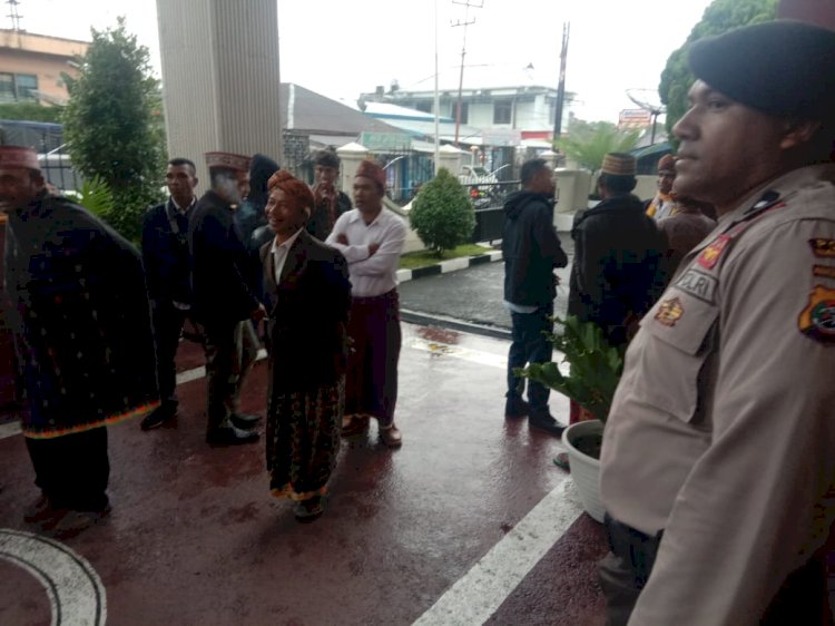 Pengamanan Sidang Di Kantor Pengadilan Ruteng