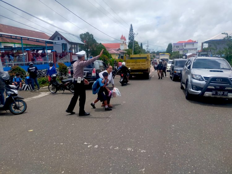 Sat. Lantas Laksanakan Pengaturan Lalu Lintas Siang Hari