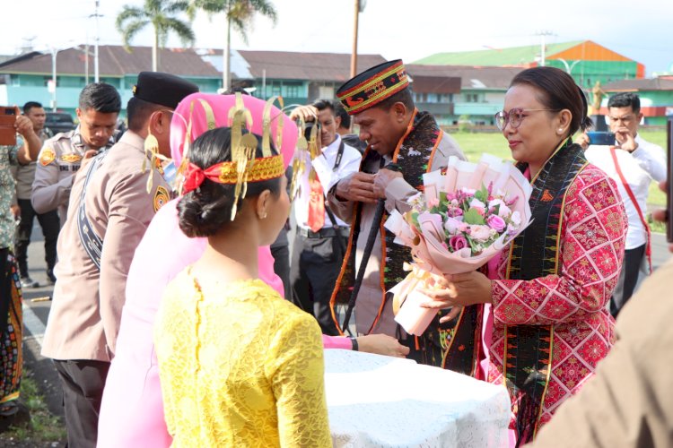 Kunjungan Kerja Kapolda NTT IRJEN POL. Drs. JOHNI ASADOMA, M.Hum Bersama Ibu Ketua Bhayangkari Daerah NTT  Ny. VERA JOHNI ASADOMA  Di Wilayah Hukum Polres Manggarai