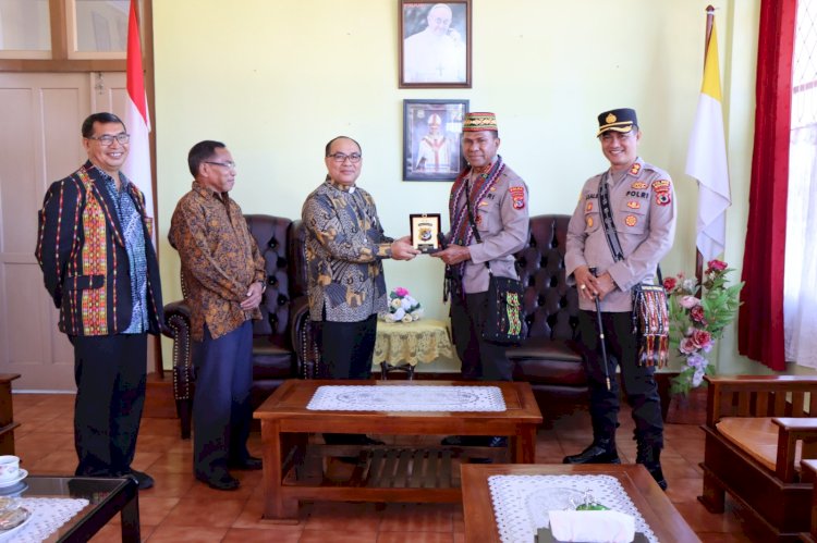 Kapolda NTT IRJEN  POL. Drs. JOHNI ASADOMA, M.Hum Kunjungi Keuskupan Ruteng