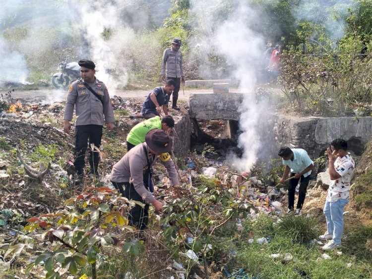Kapolsek Reo, IPDA I Komang Agus Budiawan, S.E. pimpin kegiatan Peduli Lingkungan (Pembersihan sampah) di wilayah Kecamatan Reok.