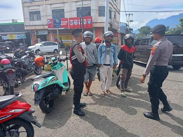 Anggota Samapta Polres Manggarai, Melakukan Patroli Dialogis dan Pengaturan Arus Lalu Lintas di Kota Ruteng