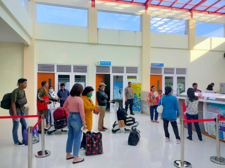 Ka Pospol KP3 Udara Frans Sales Lega Ruteng Melaksanakan Giat Pengamanan Pesawat di Bandara