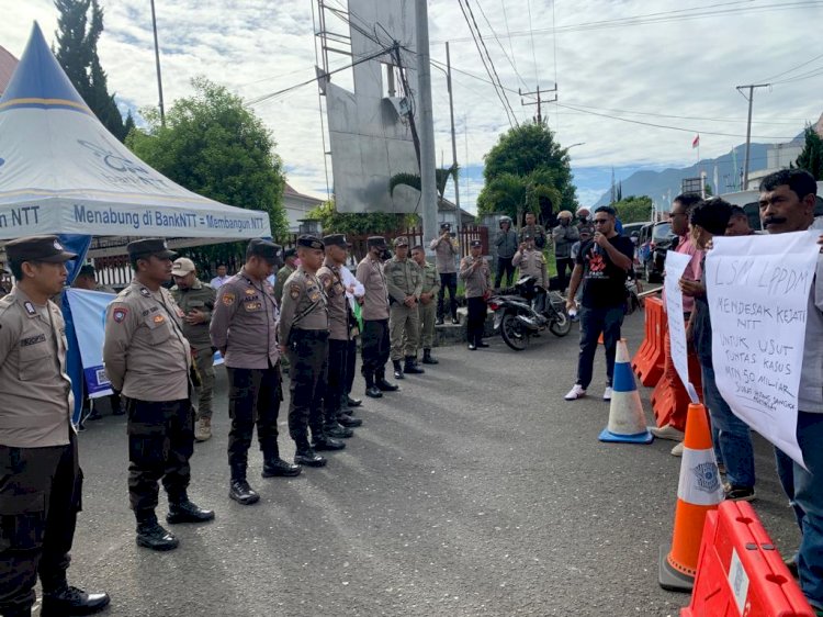 Polres Manggarai Melaksanakan Pengamanan Aksi Unjuk Rasa Damai LSM LPPDM di Bank BPD Ruteng dan Kantor Kejaksaan Negeri Manggarai