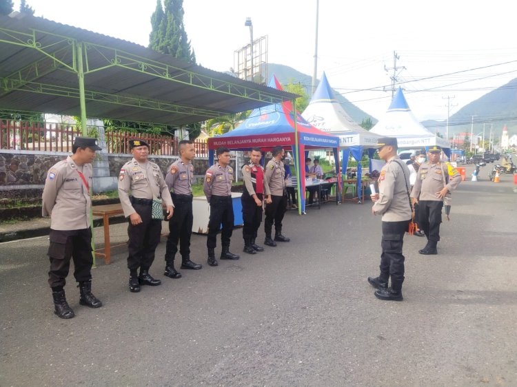 Personil Polres Manggarai Laksanakan Pengamanan Pasar Murah Bank NTT.