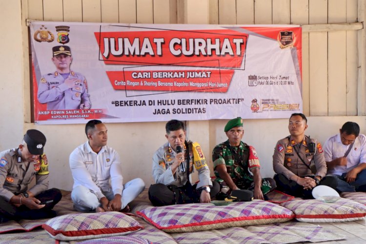 Kapolres Manggarai gelar Jumat Curhat di Rumah Adat Gendang Curu, Kelurahan Karot.