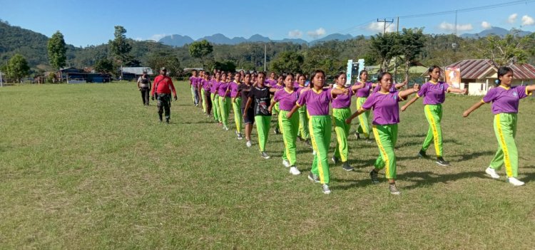 Pengibar Bendera dari Siswa/i SMAN 1 Cibal Dilatih Menjelang HUT Kemerdekaan RI Ke-78 Tingkat Kecamatan Cibal