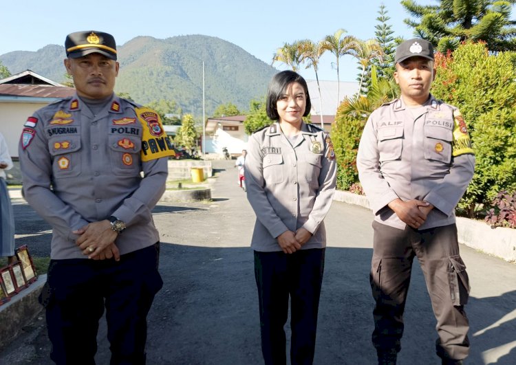 Anggota Polres Manggarai Melaksanakan Pengamanan Misa Minggu di Gereja-gereja di Kecamatan Langke Rembong, Kabupaten Manggarai