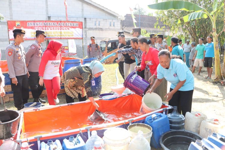 Polri Salurkan Bantuan Air Bersih Atasi Kekeringan di Grobogan