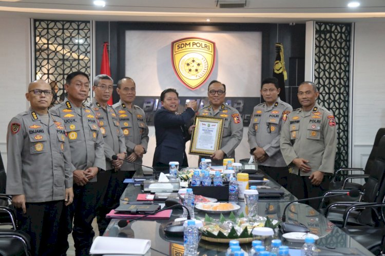 As SDM Irjen Dedi Prasetyo Terima Presisi Award Berkat Keterbukaan Rekrutmen Polri