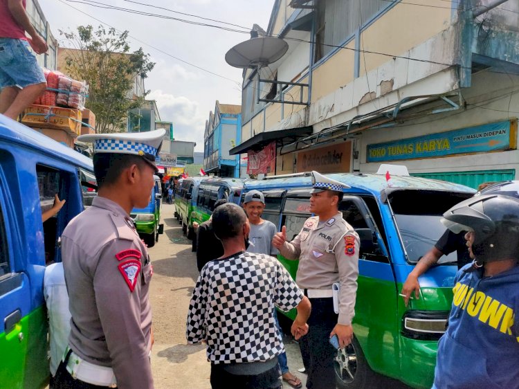 Personil Sat Lantas Lakukan Patroli, Himbauan, dan Penertiban Parkir di Kota Ruteng