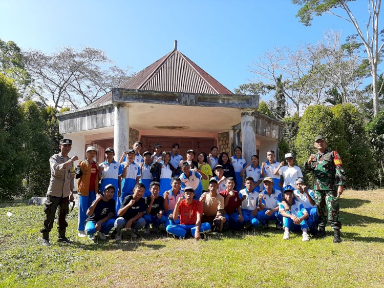 Bhabinkamtibmas Aipda Ridwan N. Labalu dan Babinsa Praka Yuspi Hakiki Bersama Siswa Paskibraka Memperingati HUT RI ke-78 di Makam Pahlawan Motang Rua