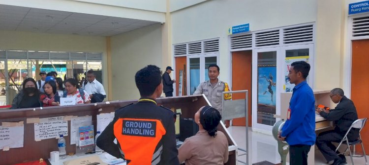 Anggota Pospol KP3 Udara Frans Sales Lega Amankan Kegiatan Penerbangan di Ruteng