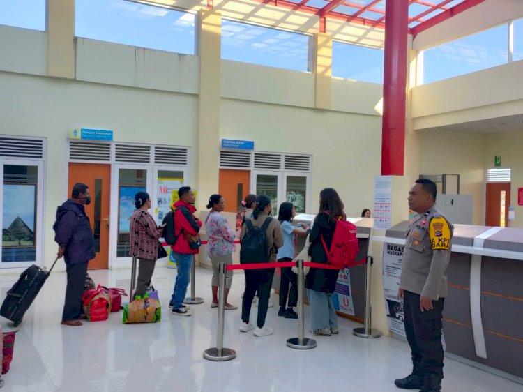 Anggota Pospol KP3 Udara Frans Sales Lega Amankan Kegiatan Penerbangan di Bandara