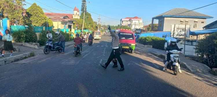 Penjagaan dan Pengaturan Arus Lalu Lintas Polres Manggarai Memastikan Keselamatan Pengguna Jalan di Kota Ruteng