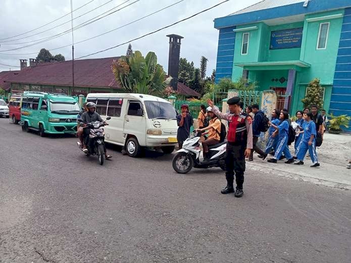 Patroli dan Pengaturan Arus lalu Lintas oleh Satuan Samapta Polres Manggarai di Kota Ruteng