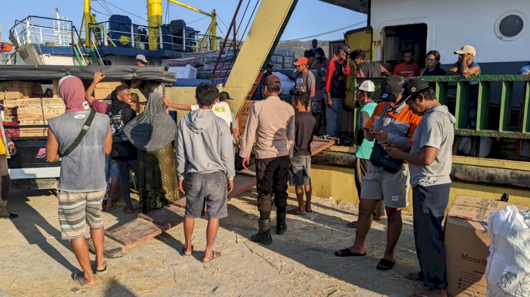 KP3 Laut Pelabuhan Reo, amankan Kedatangan dan Keberangkatan KM.SABUK NUSANTARA 55 di Pelabuhan Reo