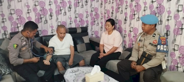 BAMIN Siddokes Polres Manggarai Lakukan Home Visit untuk Anggota yang Sakit