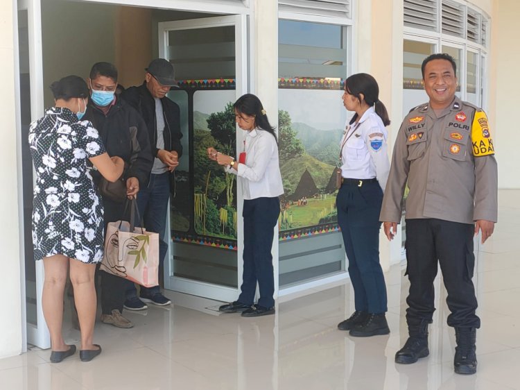 Anggota Pospol KP3 Udara Frans Sales Lega Ruteng Amankan Kedatangan dan Keberangkatan Pesawat Wings Air