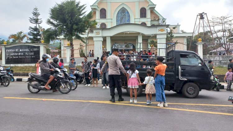 Polres Manggarai Terjunkan Personil Pengamanan Pelaksanaan Misa Minggu di Gereja-Gereja