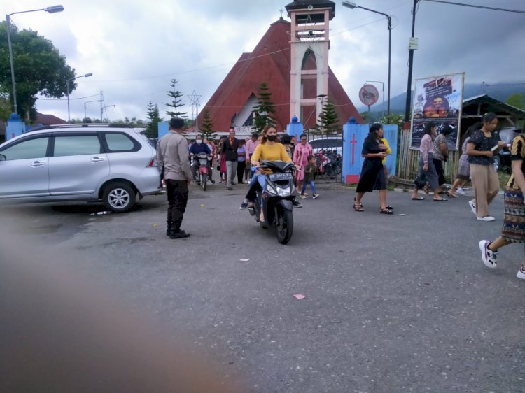 Polres Manggarai Terjunkan Personil Pengamanan Pelaksanaan Misa Minggu di Gereja-Gereja