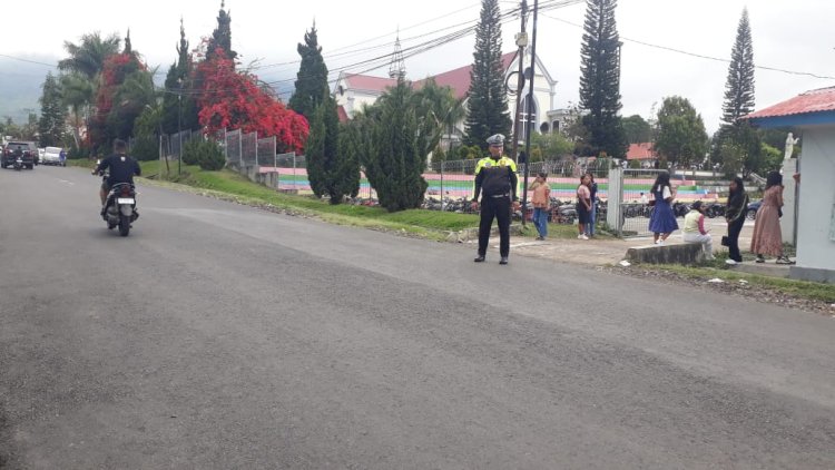 Polres Manggarai Terjunkan Personil Pengamanan Pelaksanaan Misa Minggu di Gereja-Gereja