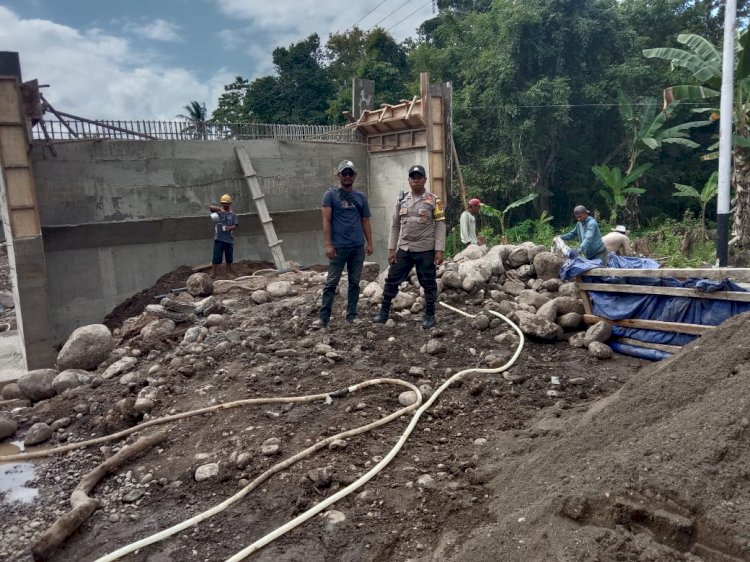 Bripka ARSEL LIUNIMA, Berdialog dengan Pekerja Proyek di Jembatan Waemaras dan sampaikan himbauan Kamtibmas