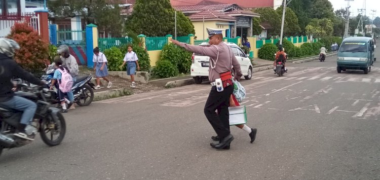 Satuan Lalu Lintas Polres Manggarai Rutin laksanakan Pengamanan dan Pengaturan Lalu Lintas serta Bantu Pejalan Kaki di Ruteng