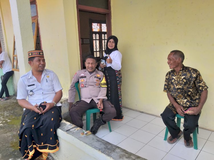 AIPDA YUSTIANUS GORANG, Babinkamtibmas Kecamatan Reok, Kabupaten Manggarai, Diskusikan Kamtibmas Bersama Camat Reok dan Tokoh Masyarakat Kelurahan Baru