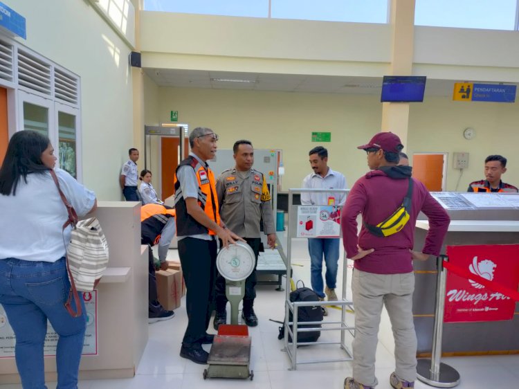 Anggota Pospol KP3 Udara Frans Sales Lega Ruteng Melakukan Pengamanan Pesawat Wings Air ATR 72-500