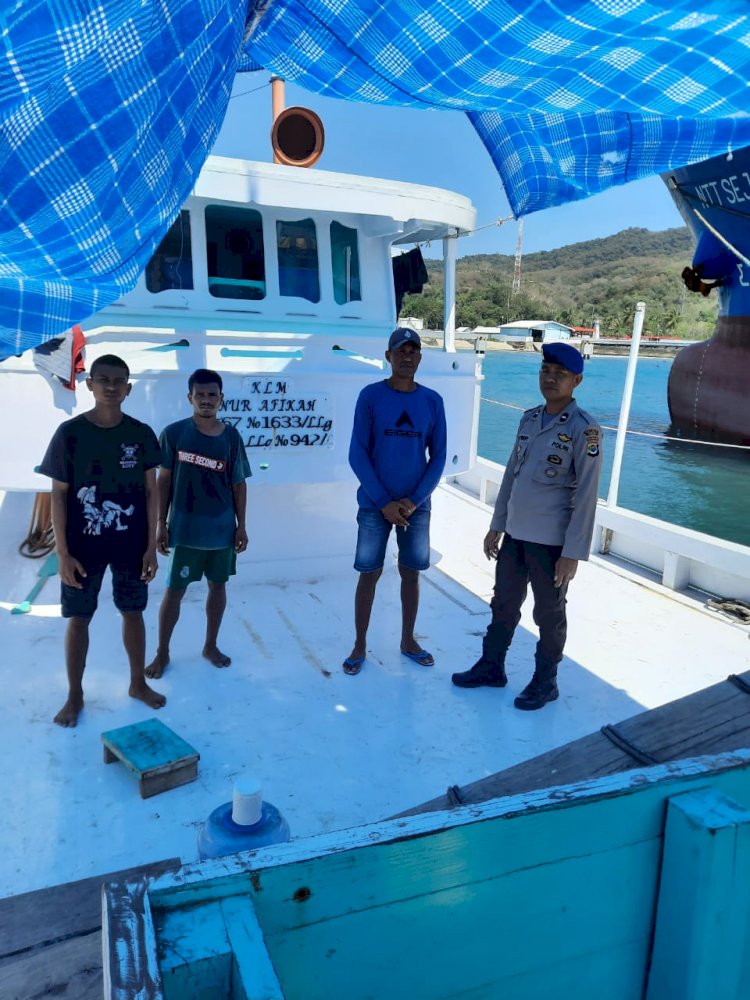 Satuan Polair Polres Manggarai amankan kegiatan di Pelabuhan Kedindi-Reo.