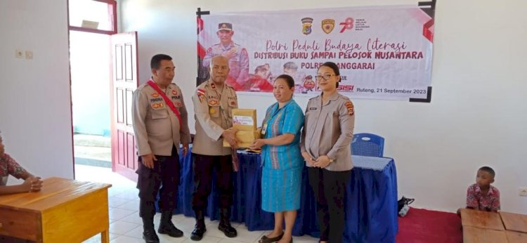 Polres Manggarai Membagikan Buku dalam Upaya Mendorong Budaya Literasi di Kalangan Anak-anak