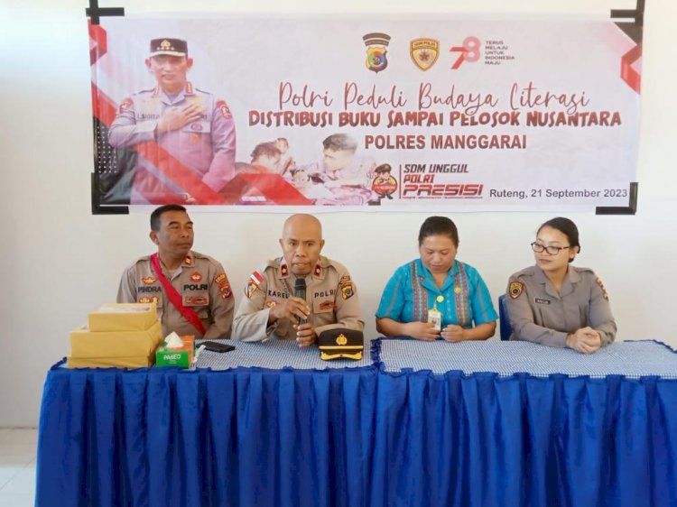 Polres Manggarai Membagikan Buku dalam Upaya Mendorong Budaya Literasi di Kalangan Anak-anak