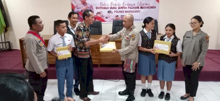 Peduli Budaya Literasi, Polres Manggarai bagikan buku di SMK Sadar Wisata Ruteng