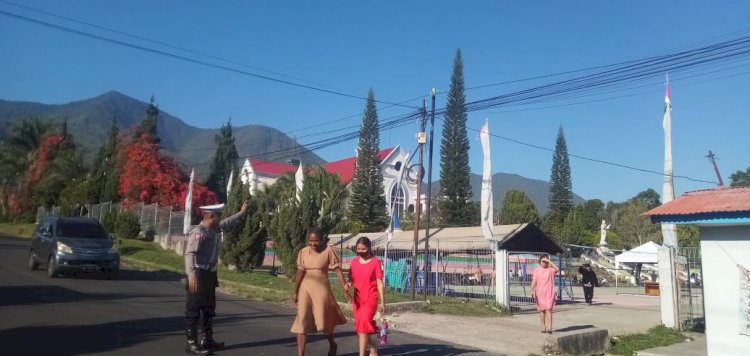 Personil Polres Manggarai Laksanakan Pengamanan Pelaksanaan Misa Minggu di Gereja-Gereja