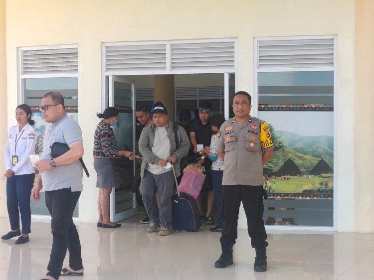 Anggota Pospol KP3 Udara Frans Sales Lega Amankan aktivitas penumpang pesawat di Bandara Frans Sales Lega Ruteng