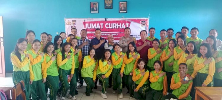 Jumat Curhat Cari Berkah Jumat: SMAN 1 Langke Rembong Bertukar Informasi dengan Polres Manggarai